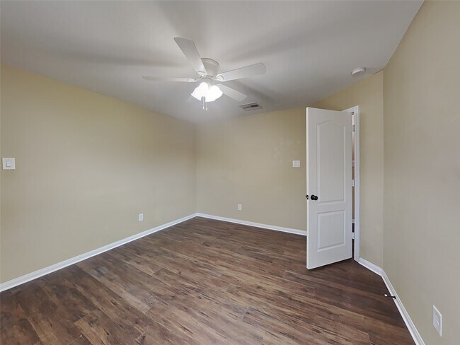 Building Photo - 6815 Hunters Way Ln