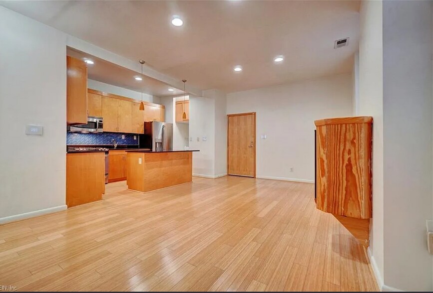 Building Photo - 520 W Olney Rd