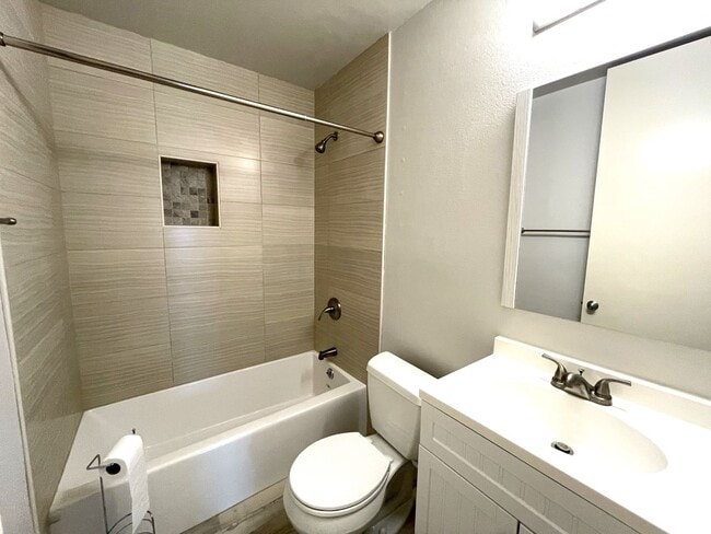 Building Photo - Ocean view updated 2 bed, 2 bath  condo in...