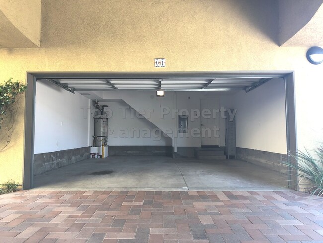 Building Photo - **Gated 3 bed, 3 bath Townhome with 2-Car ...