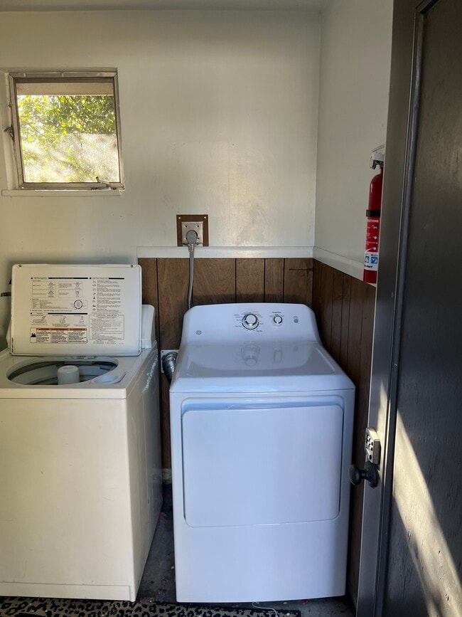 Building Photo - Lake Louise Dr SW