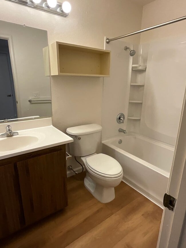 Building Photo - NICE 2 BEDROOM DUPLEX!