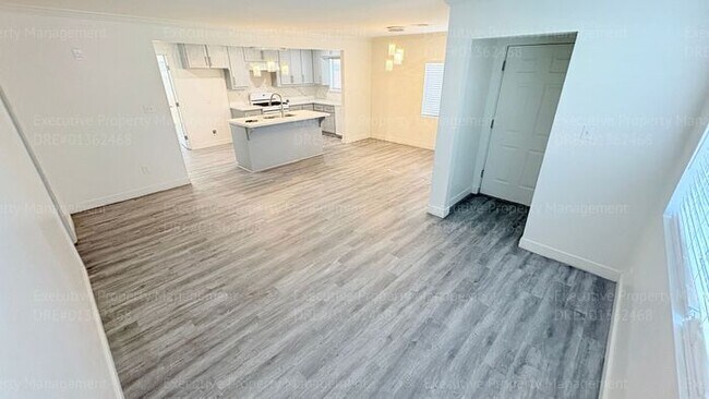 Building Photo - 3 Bedroom 2 bathroom house located near the Kern Medical Hospital, East Bakersfield High, and a s...