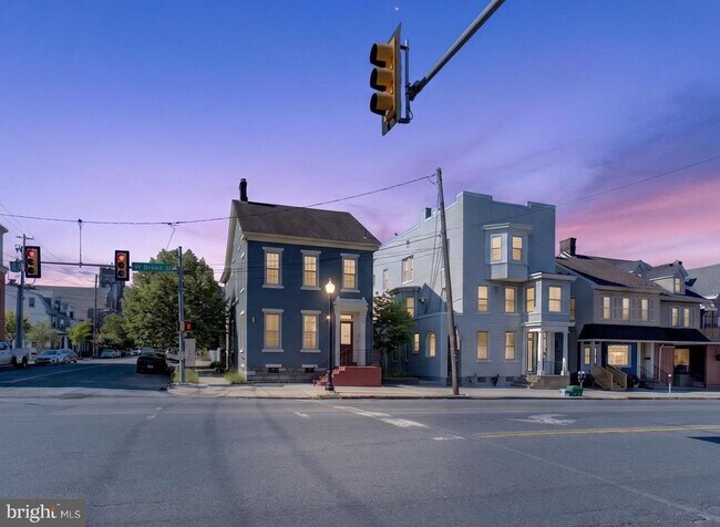 Building Photo - 401 W Broad St