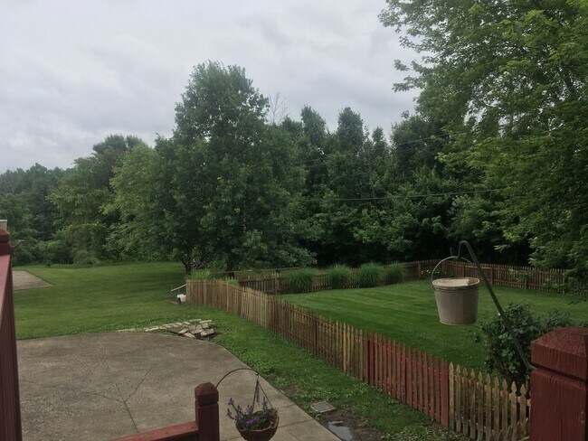 Building Photo - Beautiful 3Bd/2.5 Bath Goshen Woods Property