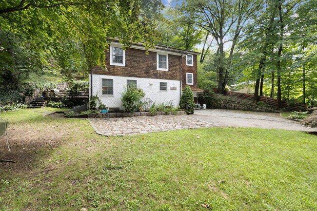 Building Photo - 19 Gaylord Dr N