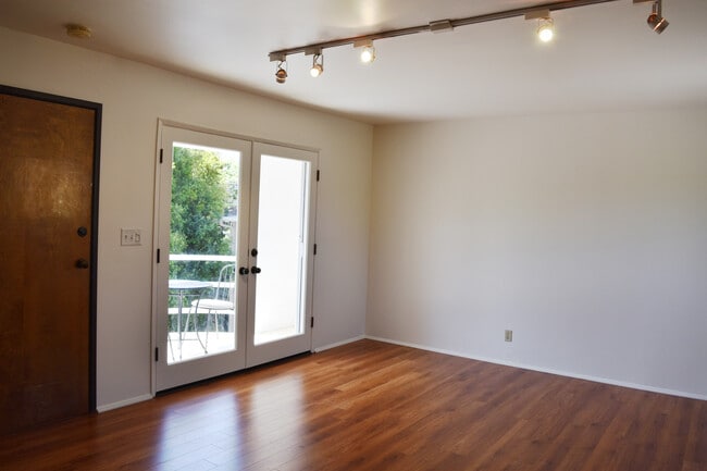 dimmable track lighting - 2330 Malcolm Ave