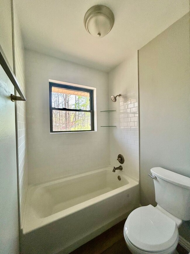 Building Photo - Cozy 2-Bedroom, 1.5 -Bathroom Home! Plus C...