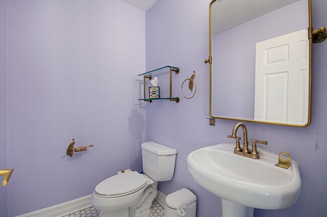 Building Photo - CHARMING 4 BED 2.5 BATH COLONIAL MINUTES F...