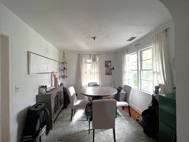 Building Photo - 2 Bedroom | 1 Bathroom Home – Downtown Charleston - Available January 1!