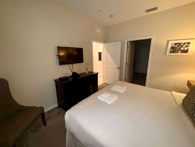 Building Photo - Fully Furnished 2/2 Luxury Storey Lake Condo near Disney with a Stunning Balcony Viiew!