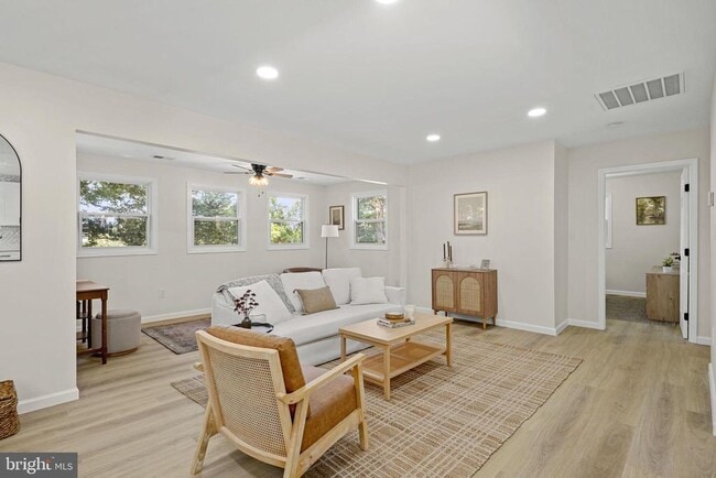 Building Photo - 440 Redbud Ln