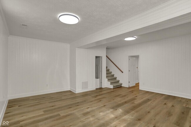 Building Photo - 3037 Golfview Dr