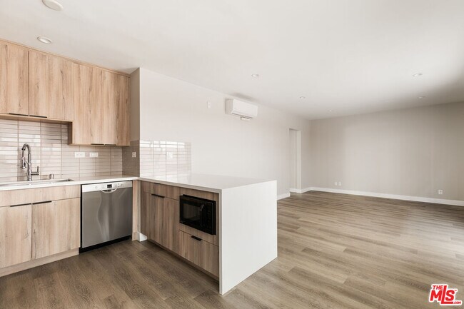 Building Photo - 1307 Tamarind Ave