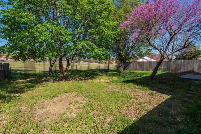 Building Photo - 1440 Community Dr