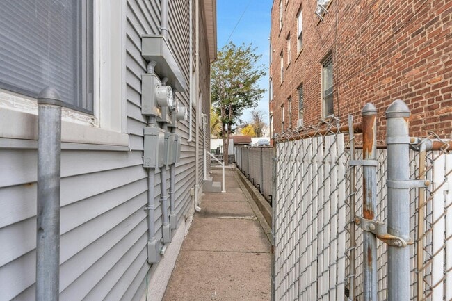 Building Photo - 68 Pine St