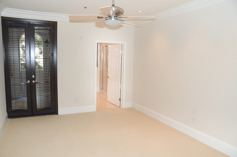 Building Photo - 10305 Almayo Ave