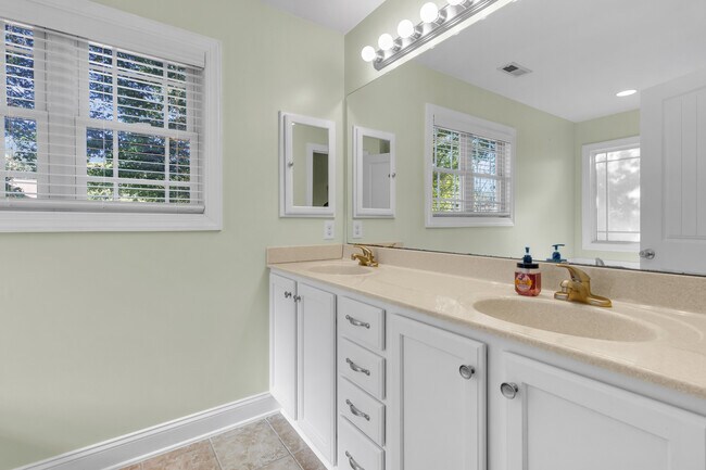 Building Photo - 112 Wild Oak Dr