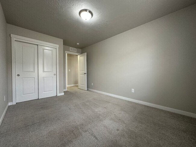 Building Photo - 3bed, 2bath, 1452sq.ft. 2-car garage home ...