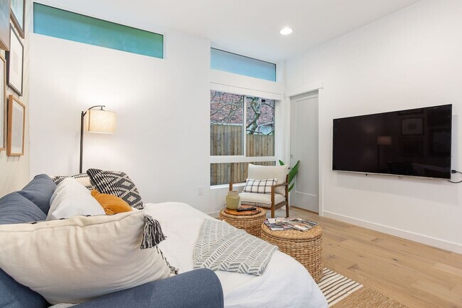 Building Photo - 628 10th Ave E