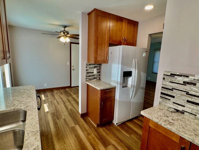 Building Photo - Move-In Ready 3-Bedroom with Modern Update...