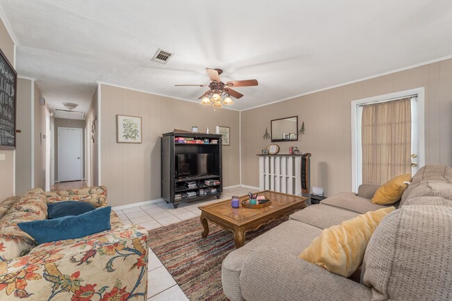 Building Photo - August 2026 Pre-Lease! Beautiful 3 Bed, 2 Bath House with Covered Patio!