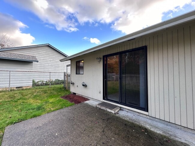 Building Photo - Charming 2 Bedroom Duplex with Spacious Yard in Gresham!