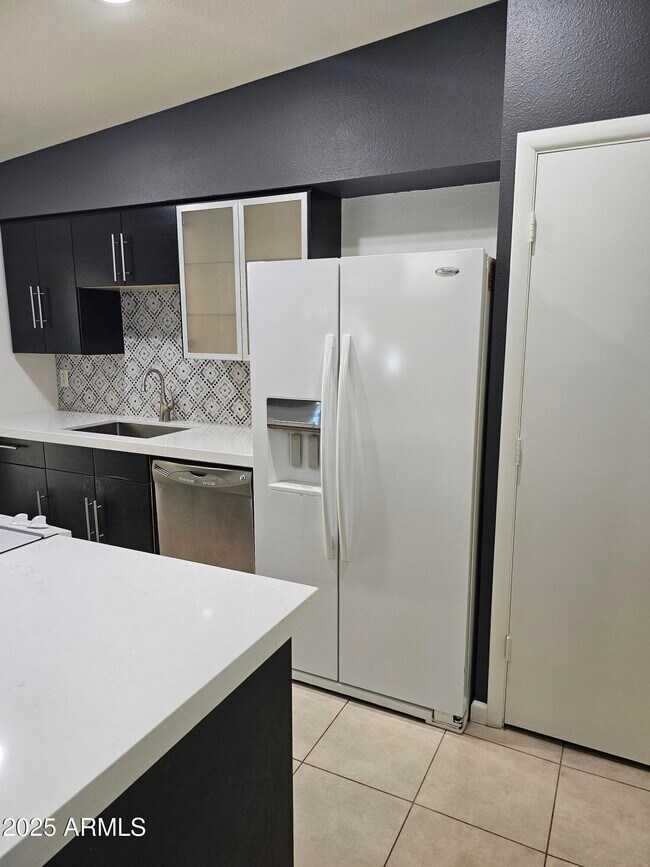 Building Photo - 2428 E La Jolla Dr