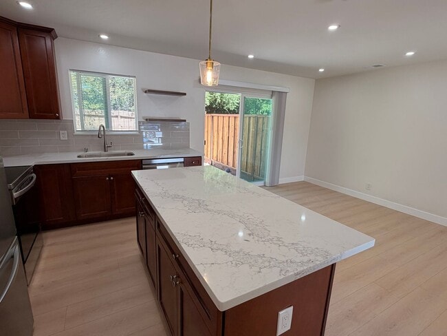 Building Photo - EBN T 10121