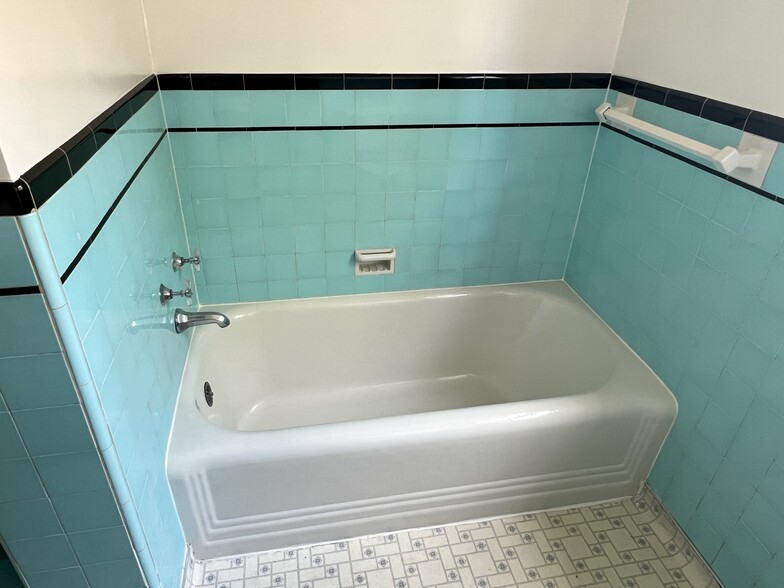 Building Photo - 228 E 17th St