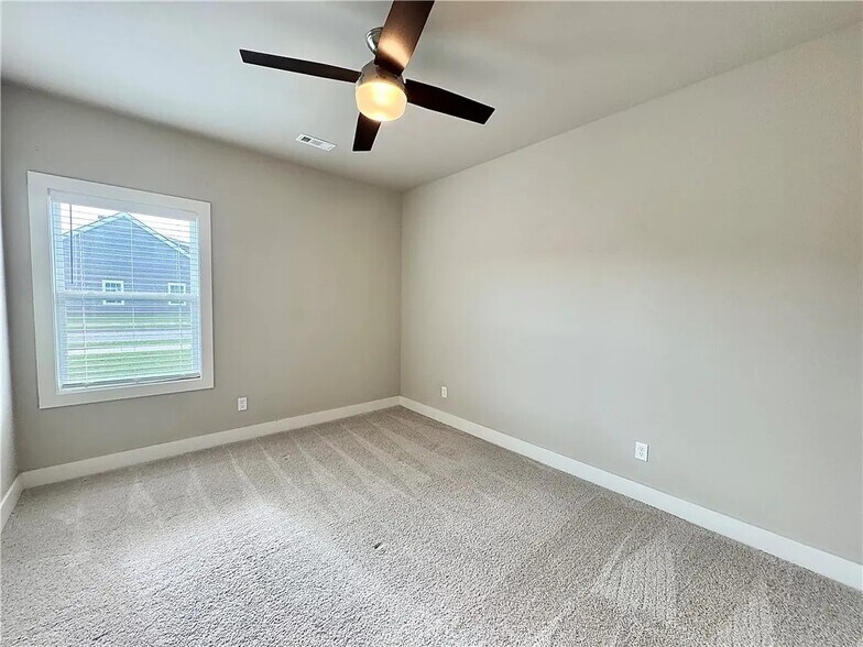 Building Photo - 837 NE Heights Ln