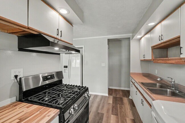 Building Photo - Cute and Cozy 3 Bed 1 Bath Home