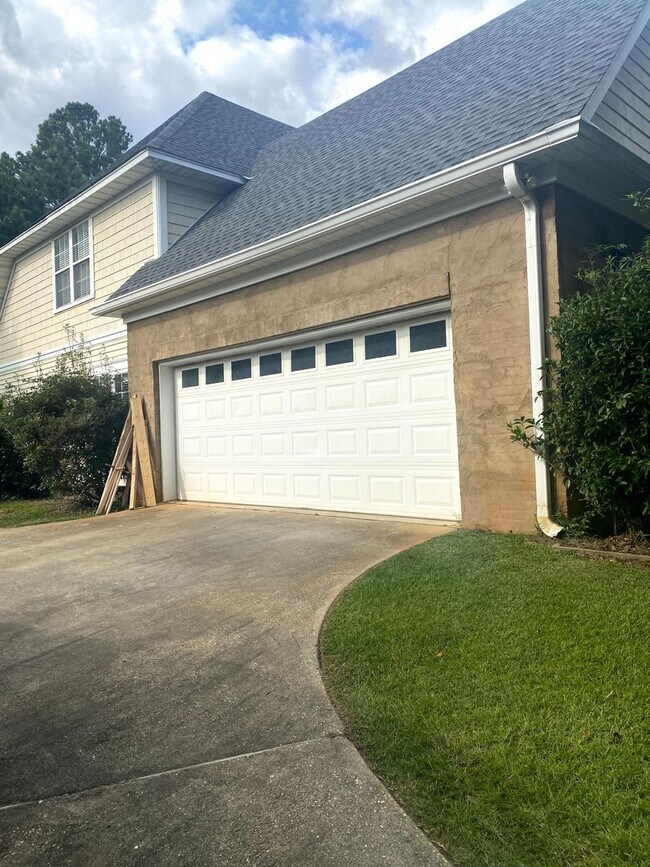 Building Photo - Large Home Settled on Culd-e-sac