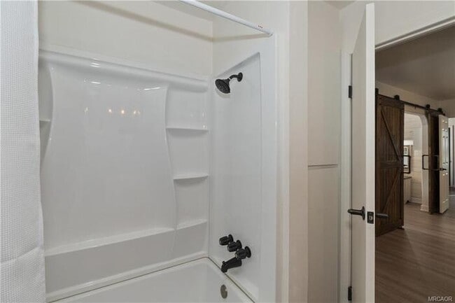 Building Photo - Move-In Ready 2 Bed / 2 Bath + Bonus Room & Den/Office