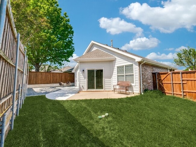 Building Photo - 1305 Greenbriar Ln