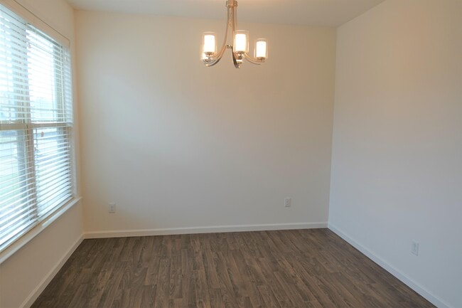 Building Photo - 176 Bur Oak Dr