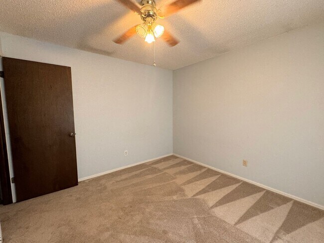 Building Photo - 3 bed 1 bath, Small Town Living!