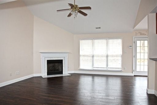 Building Photo - Beautiful Home with Spacious Open Floor Plan