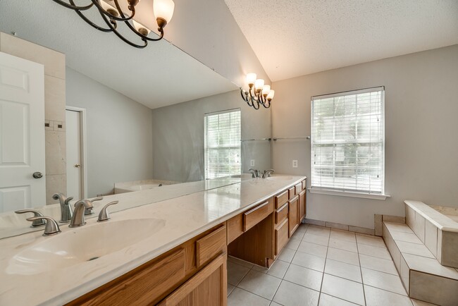 Building Photo - 4/2/2 in well established neighborhood