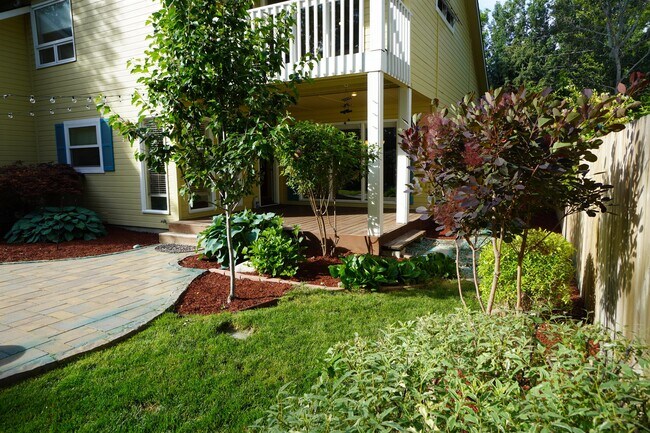 Building Photo - 1394 E Holly St