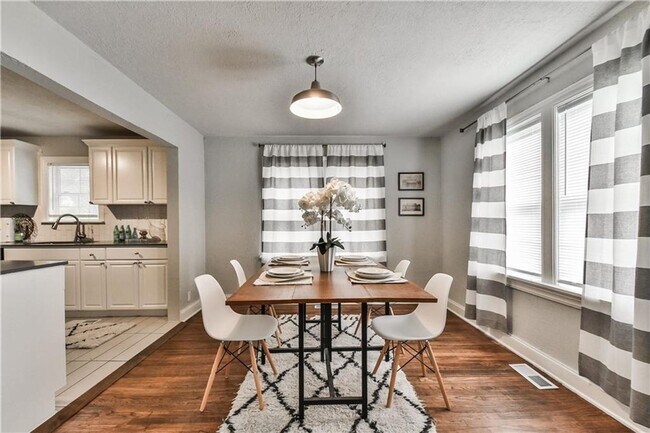 Building Photo - Beautifully Remodeled 4 Bedroom Home near ...