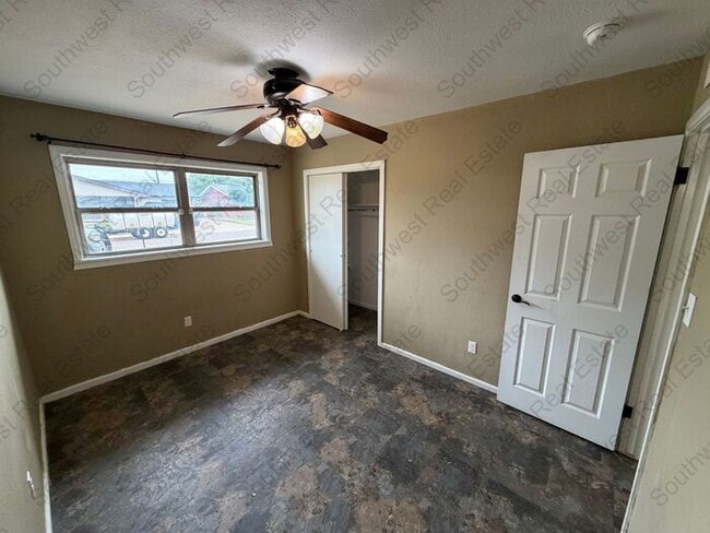 Building Photo - Spacious 3 bedroom 2 bath home