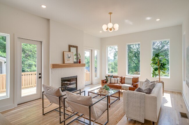 Building Photo - LIKE NEW - Beautiful 4 or 5 BR in Lockelan...