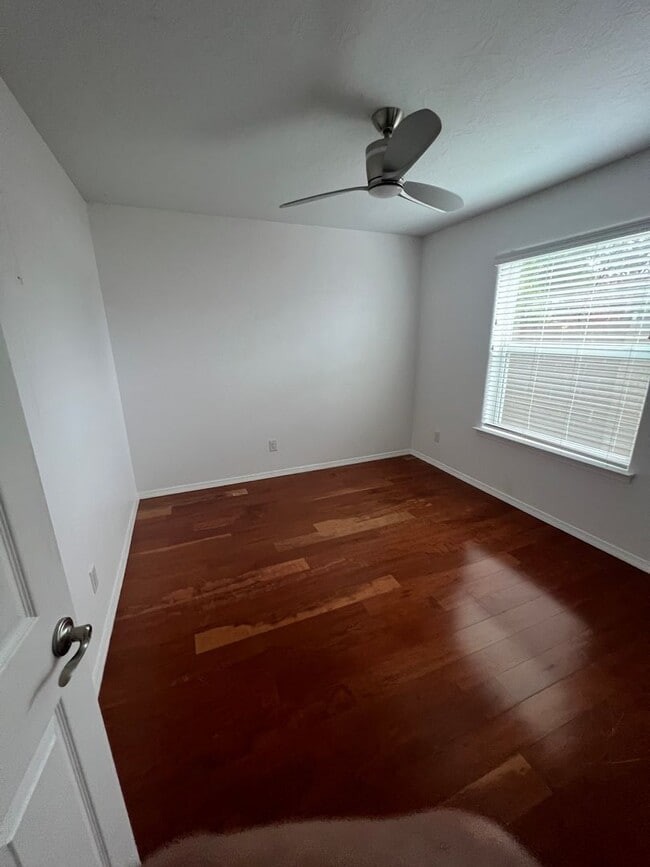 Building Photo - Executive Rental