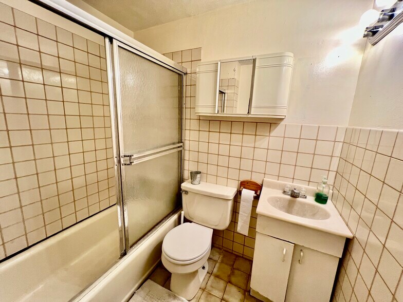 Building Photo - 4 Adella Pl
