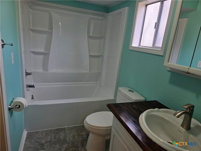 Building Photo - 702 Anaqua Ave