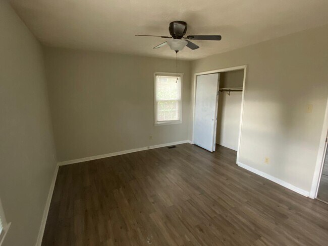 Building Photo - 220-224 4 Ply Ln