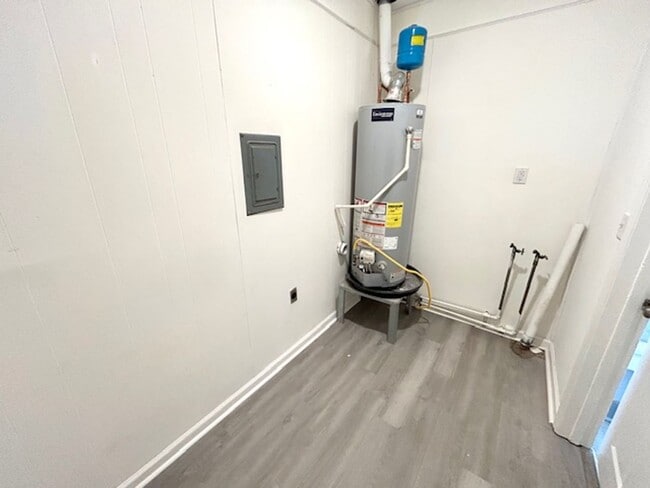 Building Photo - Coming Soon-2/5/26!- Charming 3- bedroom home with a move in special!