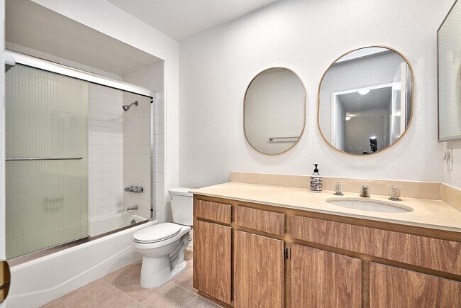 Building Photo - 28026 Ridgecove Ct N