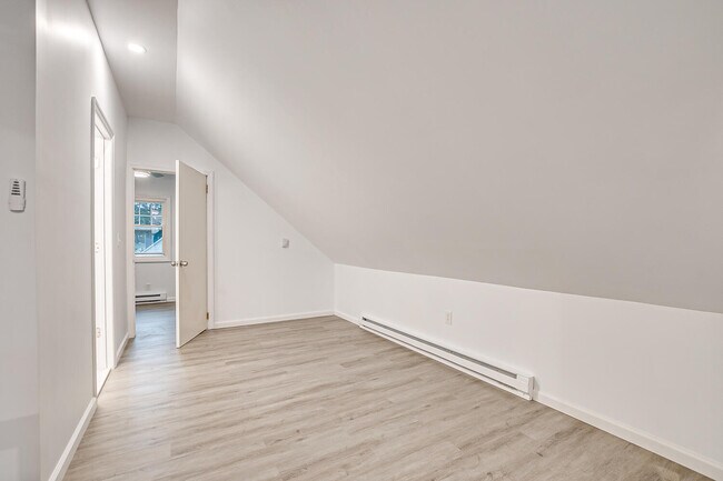 Building Photo - 64 Boltin St